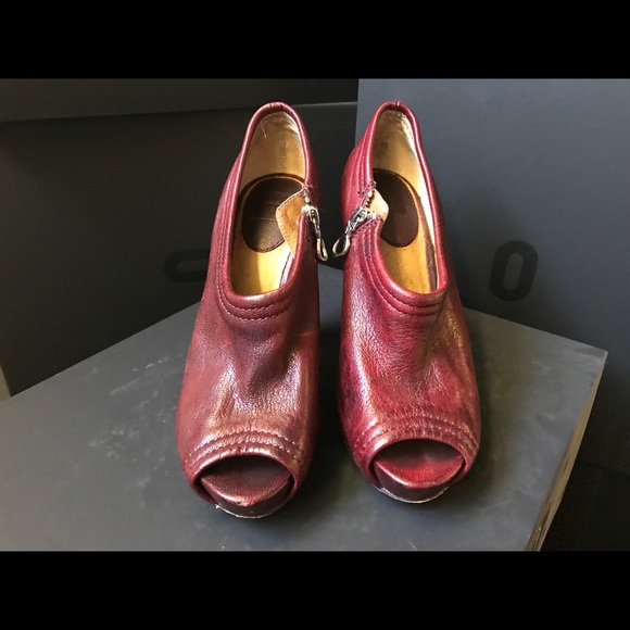 Frye Red Leather “Edie” Peep Toe High Heels with Gold Zipper Size 7 - Picture 9 of 9